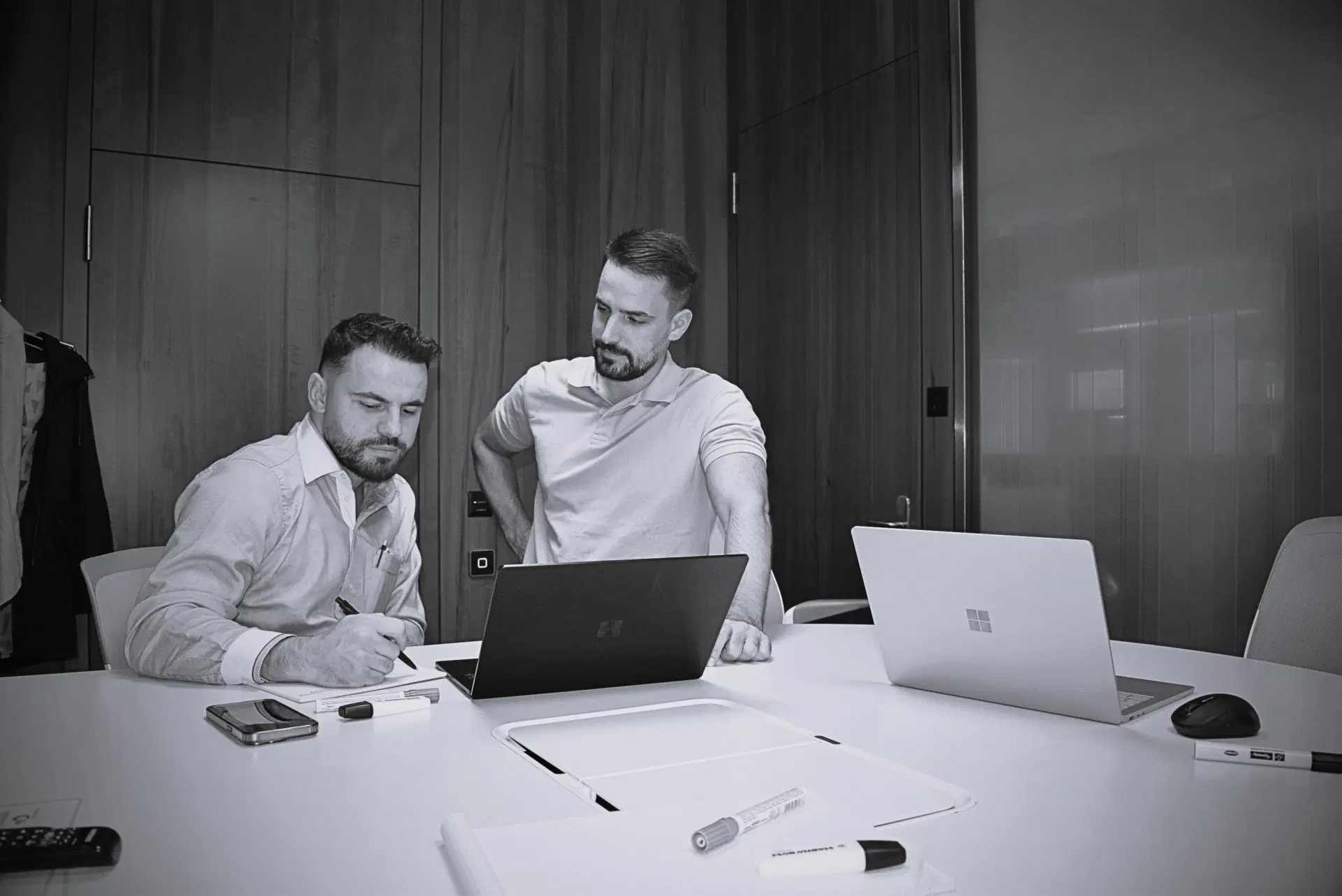 Modernes Büro, Team arbeitet zusammen an einem Projekt